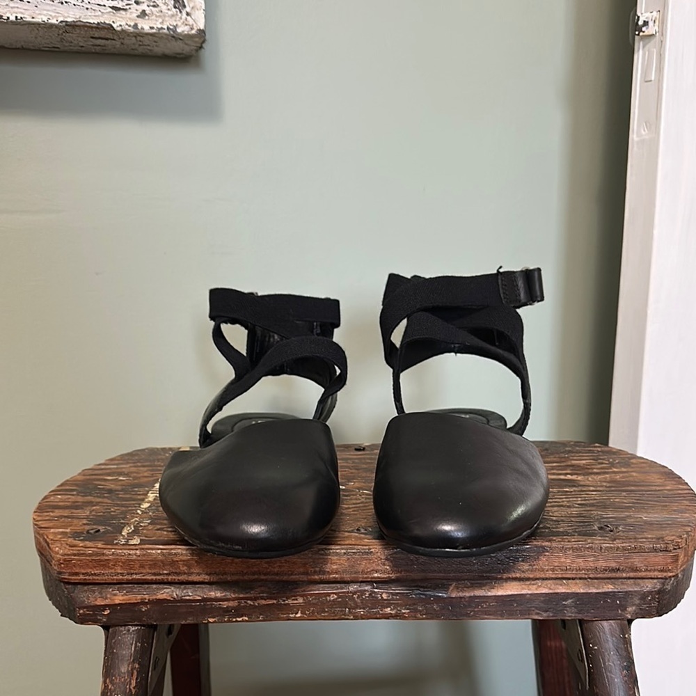 Born Women's Black Strappy Flats - Picture 2 of 13